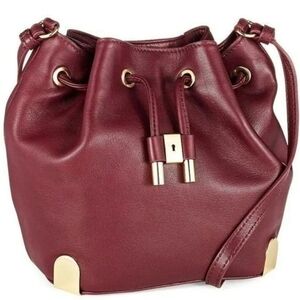 VINCE CAMUTO bucket bag in Wine